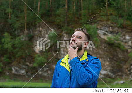 young bearded man looking up thoughtfully in sky. Solving problem. Looking for inspiration. Creative personality. young bearded man looking up thoughtfully in sky. Solving problem. Looking for inspiration. Creative personality. 75185447