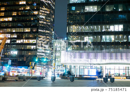 バンクーバーのダウンタウンの夜景と街並みの写真素材