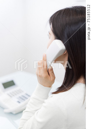 固定電話で話をする女性 75185512