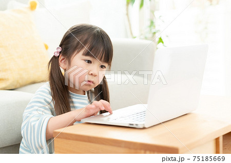 パソコンに向かう小学生の女の子 パソコンに向かう小学生の女の子 75185669