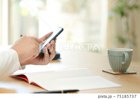 スマホ学習をする男性 75185737