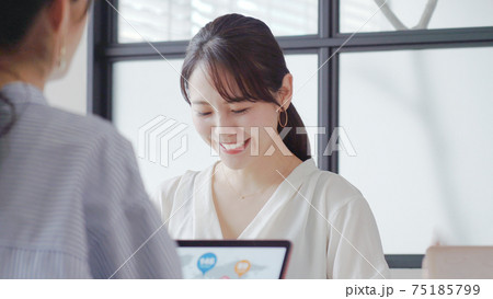会議・ミーティングをするビジネスマン 75185799