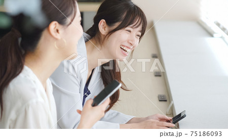 ビジネスマン 同僚 友達 ビジネスマン 同僚 友達 75186093