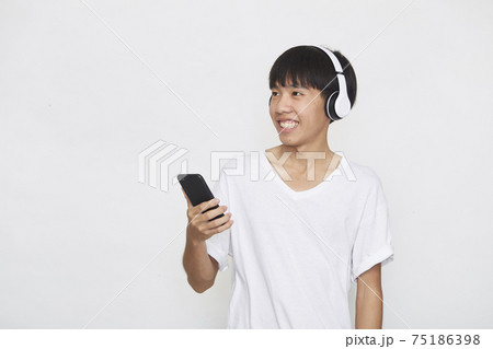 man wearing headphones from a smartphone 75186398