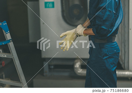 軍手をはめる工場作業員 75186680