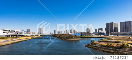 (東京都ー風景パノラマ)青空の東雲運河側風景2 75187234