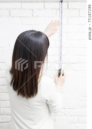 メジャーで測る立った女性 75187286
