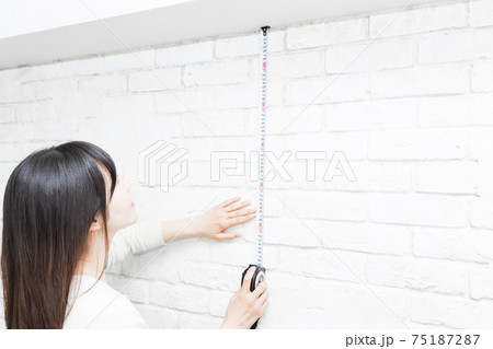 メジャーで測る立った女性 メジャーで測る立った女性 75187287