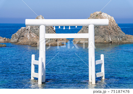 桜井二見ヶ浦の夫婦岩　福岡県糸島市志摩桜井 75187476