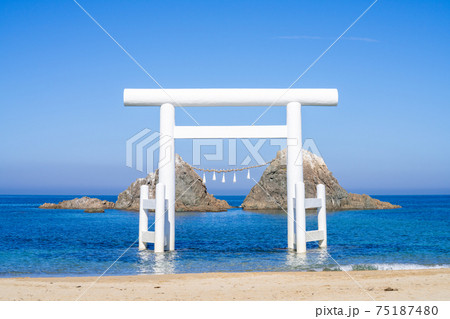 桜井二見ヶ浦の夫婦岩 福岡県糸島市志摩桜井 桜井二見ヶ浦の夫婦岩 福岡県糸島市志摩桜井 75187480