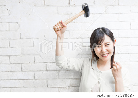 ハンマーを振りかざす女性 ハンマーを振りかざす女性 75188037