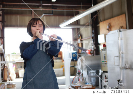 ガラス容器を作る女性　吹きガラス 75188412