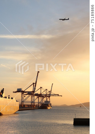 福岡市にあるアイランドシティーのコンテナターミナルの夕景 75189866
