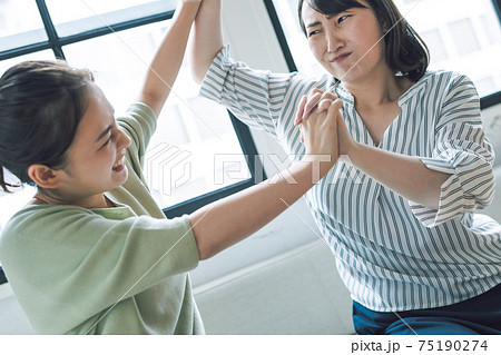 いがみ合う二人　ケンカ 75190274