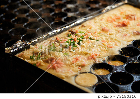 店先で焼かれているたこ焼き 店先で焼かれているたこ焼き 75190316