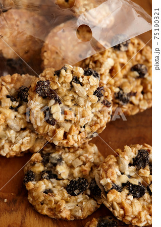 ヘルシーなドライフルーツ入りのクッキー 75190321