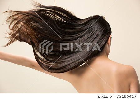 躍動感ある髪の写真素材