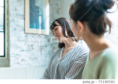 女性の相談に乗る友達 女性の相談に乗る友達 75190581