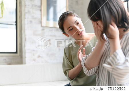 泣く女性とその友達 泣く女性とその友達 75190592