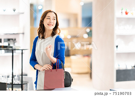女性 ショッピング 買い物 撮影協力:g GIFT AND LIFESTYL 女性 ショッピング 買い物 撮影協力:g GIFT AND LIFESTYL 75190703
