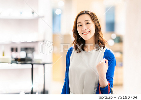 女性　ショッピング　買い物　撮影協力：g GIFT AND LIFESTYL 75190704