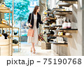 女性　ショッピング　買い物　撮影協力：g GIFT AND LIFESTYL 75190768