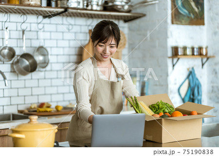 食材を確認する女性 食材を確認する女性 75190838