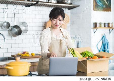 食材を確認する女性 75190840