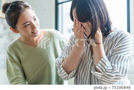 泣く女性とその友達 75190846