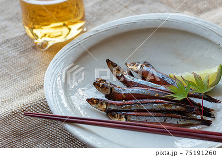 ビールとつまみ ベージュ背景 ビールとつまみ ベージュ背景 75191260