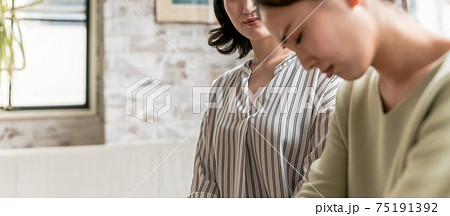 女性の相談に乗る友達 75191392
