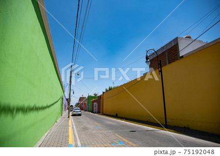 メキシコ　チョルーラの町並みとカラフルな建物の壁 75192048