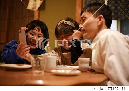テレビ電話をする家族 テレビ電話をする家族 75192151