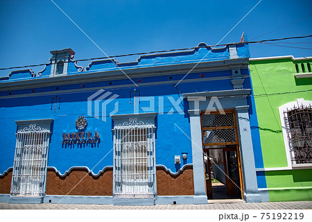 メキシコ　チョルーラの町並みとカラフルな壁の建物 75192219