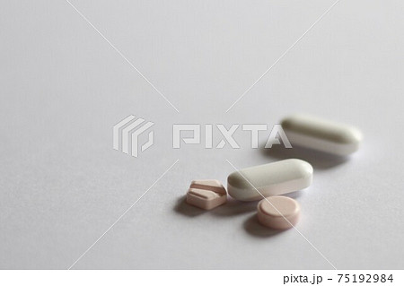 医薬品の薬の錠剤 75192984