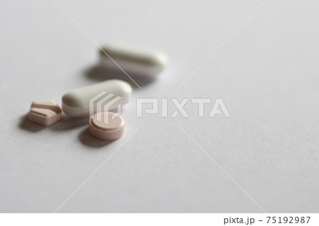 医薬品の薬の錠剤 75192987