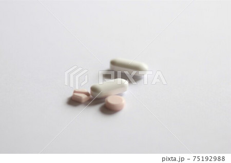 医薬品の薬の錠剤 75192988