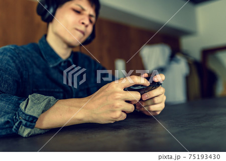 男性のポートレイト 75193430