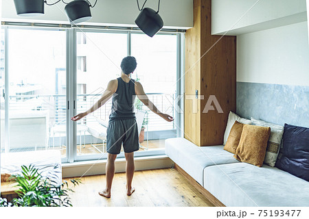 男性のポートレイト 75193477