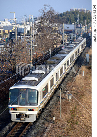 奈良線を行く221系トップナンバー編成の快速電車 奈良線を行く221系トップナンバー編成の快速電車 75194304