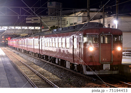 発車を待つ七尾線413系普通電車6両 発車を待つ七尾線413系普通電車6両 75194453