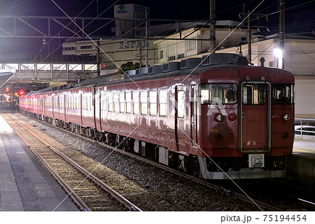 発車を待つ七尾線413系普通電車6両 75194454
