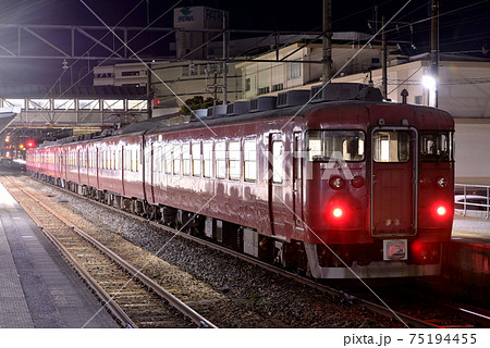 発車を待つ七尾線413系普通電車6両 75194455
