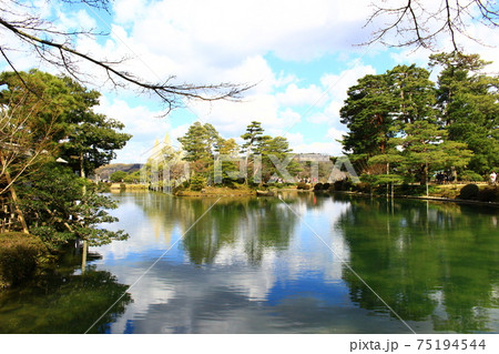 兼六園の霞ヶ池 75194544