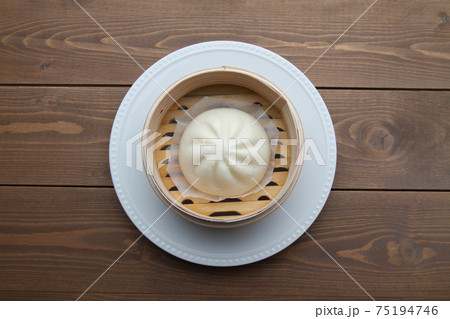 肉まん 豚まん 中華まん せいろ 木のテーブル 75194746