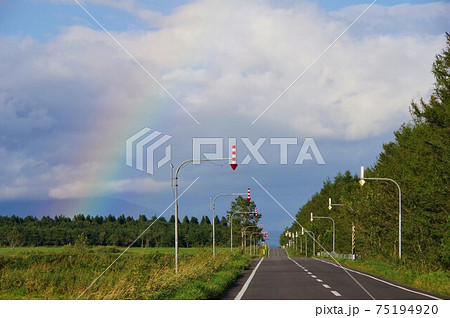 北海道 虹とまっすぐ続く一本道 北海道 虹とまっすぐ続く一本道 75194920