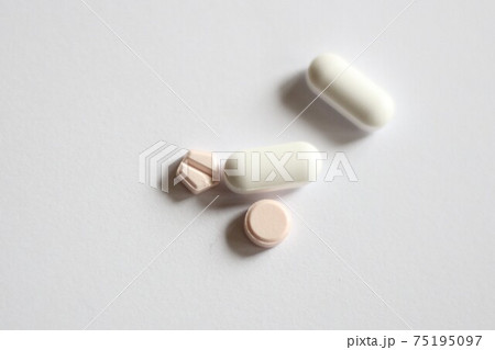 医薬品の薬の錠剤 75195097