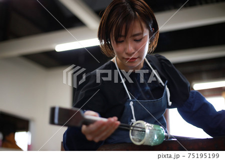 ガラス容器を作る女性　吹きガラス 75195199