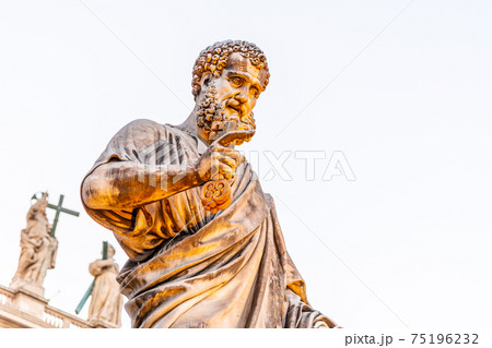 Statue of Saint Peter with key from Kingdom of Heaven. Vatican City 75196232