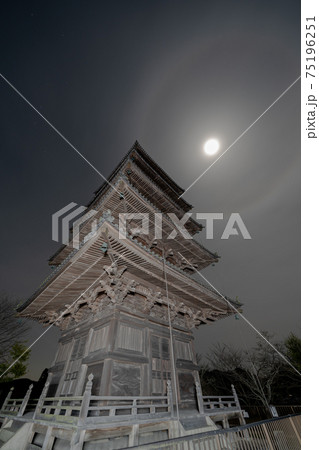 岡山県 吉備路 備中国分寺 月暈(げつうん)と五重塔 75196251